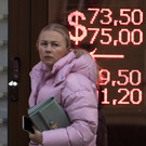 Москвичи начали массово скупать валюту