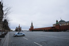 ​Никто не ябедничает, продажи водки растут: журналистка The Telegraph рассказала о жизни россиян на самоизоляции