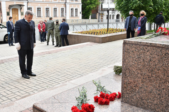 Минниханов возложил цветы к памятнику Пушкина в Казани