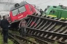 Три поезда столкнулись в Петербурге. Очевидцы публикуют кадры с места​ происшествия