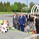 «Сделать из учреждения крепость невозможно»: Магдеев возложил цветы к мемориалу