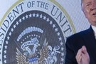 Трампу во время выступления «подсунули» русского орла с клюшками для гольфа в когтях