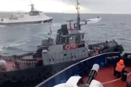 «Дави его!»: ​опубликовано видео с российскими и украинскими кораблями вблизи Керченского пролива