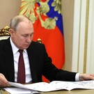 Песков: Путин работает в Кремле