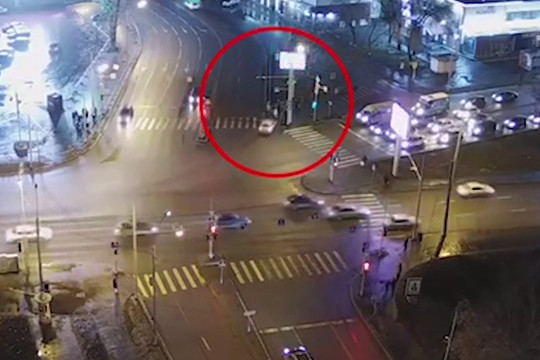 Момент наезда иномарки на пешеходов в Тюмени попал на видео