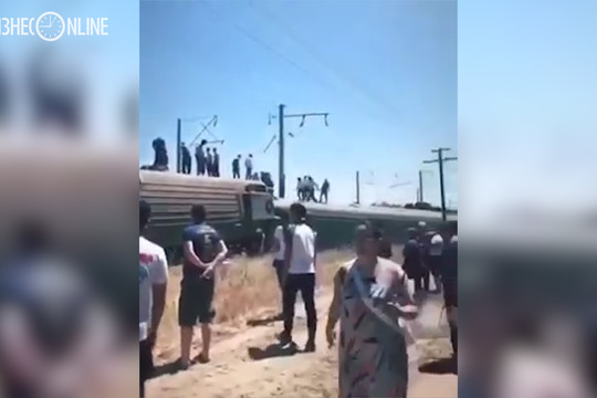 Пассажирский поезд сошел с рельсов в Казахстане