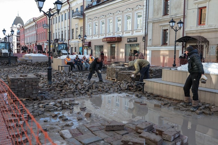 В Казани начали перекладывать брусчатку на улице Баумана