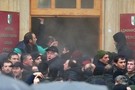 Протестующие в Абхазии вскрыли оружейную комнату в администрации президента и забрали оружие 