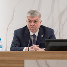 Магдеев призвал дорожников «использовать все», чтобы убрать мешающие очистке снега авто