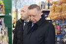 ​Губернатор Петербурга пришел в магазин проверить наличие продуктов и поговорил с покупательницей. В ней узнали актрису массовки