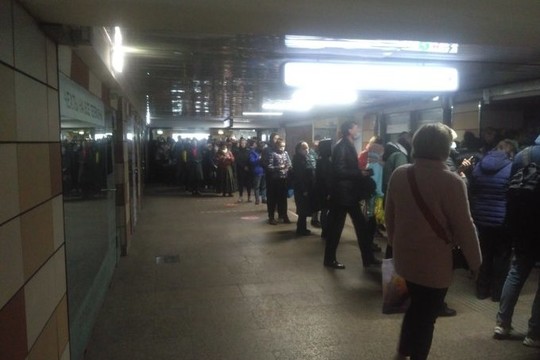 В метро Москвы скопились толпы людей из-за проверки пропусков