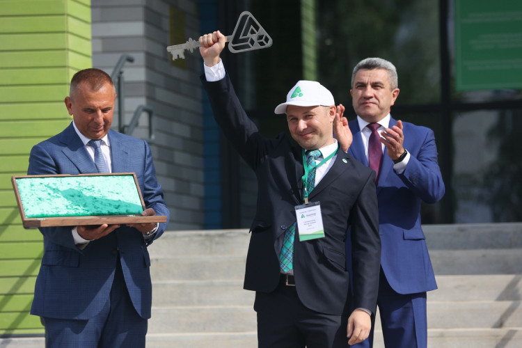 «Наш первый президент Минтимер Шарипович эту идею не только придумал, но и реализует»: в Нижнекамске открылась школа «Адымнар»