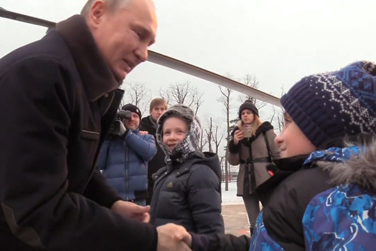 «Я бы с тобой полетал, но надо работать»: Путин исполнил мечту мальчика о вертолетной экскурсии