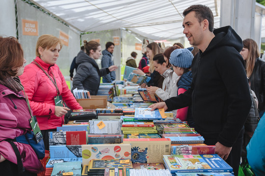 Летний книжный фестиваль открылся в парке «Черное озеро»