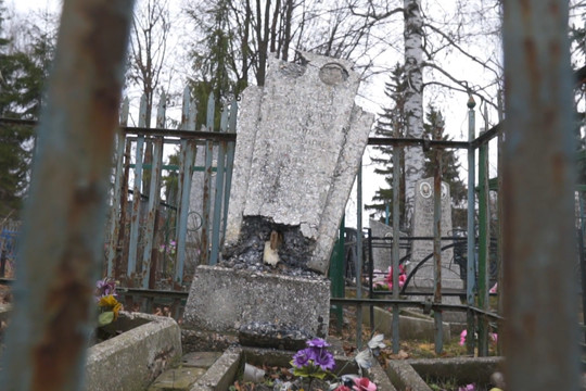 «Хотели привлечь внимание»: школьницы осквернили могилы в Курской области