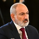 Премьер Армении Пашинян сбрил бороду (видео)
