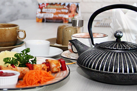 Обедаем с видом на Каму, пробуем «русский ланч», изучаем театральное меню