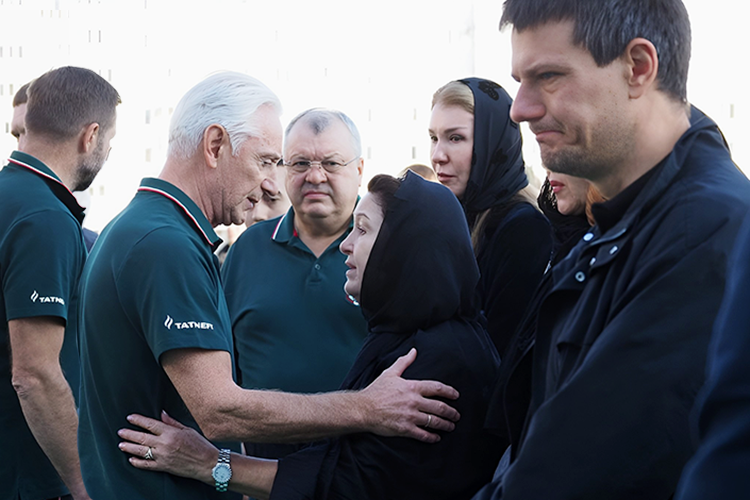 «Смирнов решал социальные и бытовые вопросы… Это адский труд. У него не было ни выходных, ни праздников»