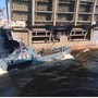 Момент столкновения катера с опорой моста во время парада в Петербурге попал на видео – в минобороны все отрицают