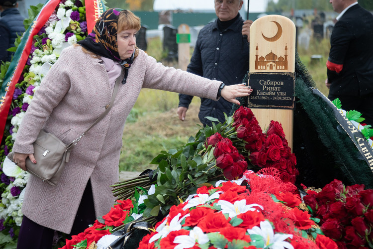 «Ни одного подарка не принимал, прямой как линейка»: как провожали Рината Сабирова