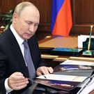 Путину подарили фото женщин в кителях своих мужей: «Красавицы!»