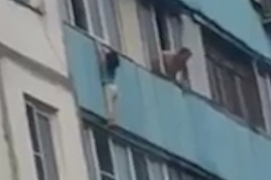 В Московской области мужчина спас девочку, повисшую на балконе 7-го этажа