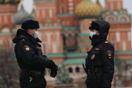 Первый день самоизоляции в Москве: полиции на улицах больше, чем жителей