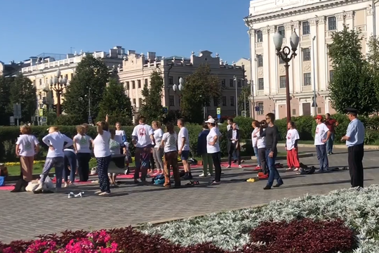 Противников МСЗ, вышедших на зарядку к кабмину, оцепили полицейские