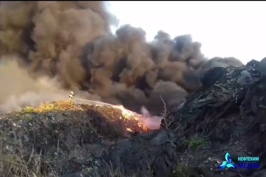 В Нижнекамске загорелась свалка промышленных отходов