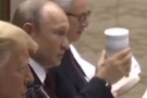 Путин пришел на ужин в честь лидеров стран G20 со своим термостаканом