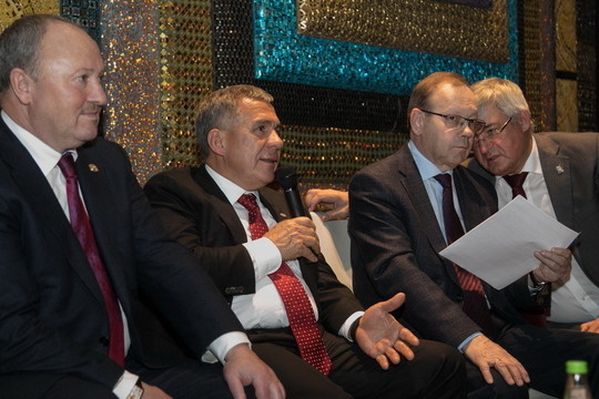 Минниханов встретился с членами медиаклуба в Москве