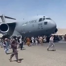 В Афганистане люди выпадают из самолета на лету (видео)
