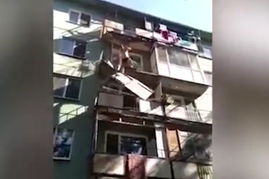 Житель Энгельса погиб, доказывая коммунальщикам ветхость своего балкона