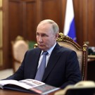 Путин поговорил с врио губернатора Курской области. Пострадавшим от атак ВСУ выплатят по 10 тысяч рублей