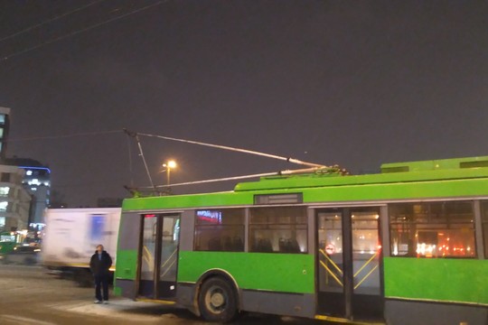 В центре Казани из-за обрыва провода встали троллейбусы