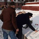 Коммунисты Татарстана с детьми в день рождения Сталина несут цветы к памятнику Ленину