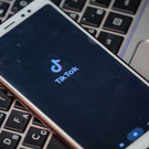 TikTok временно приостановит возможность вести стримы и загружать новые видео в России