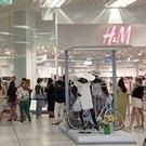 Фото: очередь в H&M в «МЕГЕ» растянулась до входа в ТЦ