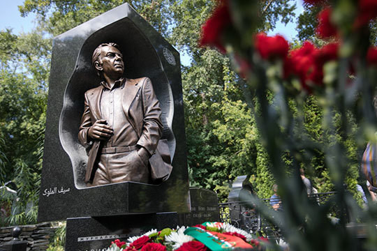 Татарстан поставил памятник на могиле легендарного Фарида Сейфуль-Мулюкова