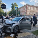 В центре Казани произошло ДТП с участием двух авто – одну из машин отбросило в здание с кондитерской