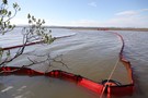 ​В Норильске топливо вытекло за пределы боновых заграждений: они оказались неэффективными