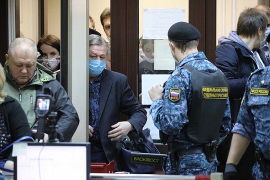 Как Ефремова провожали в колонию на 8 лет