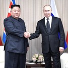 «Рад вас видеть! Как добрались?»: Путин встретился с Ким Чен Ыном на космодроме Восточный
