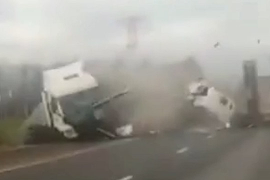 Появилось видео страшной аварии под Бугульмой, где столкнулось два большегруза