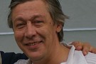 Михаила Ефремова вывели из дома и повезли на допрос​