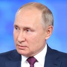 Путин перенес начало выплат на школьников на две недели