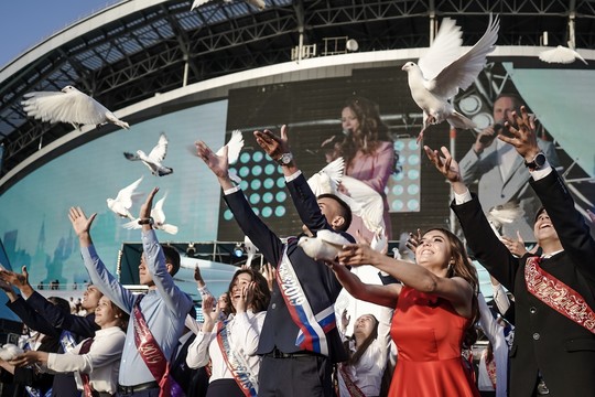 Выпускной: школьный вальс и белые голуби