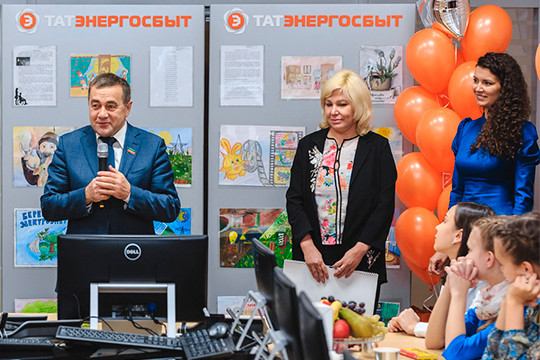 «Дети рисунки на конкурс прислали, а мы из них открытку для президента сделали»
