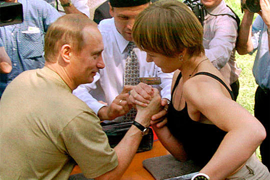 19 мгновений Владимира Путина: танцы на Сабантуе, память о «Булгарии» и открытие Универсиады