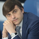 Глава минпросвещения рассказал, что купил дочери на 15-летие кнопочный телефон